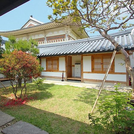 Sarangnamoo Hanok Guesthouse Jeonju Bagian luar foto