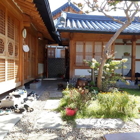 Sarangnamoo Hanok Guesthouse Jeonju Bagian luar foto