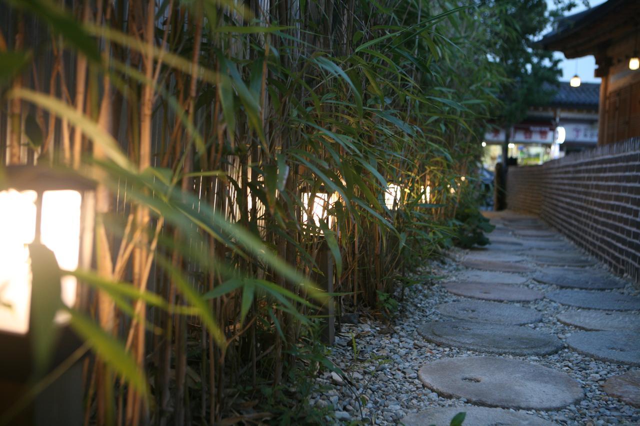 Sarangnamoo Hanok Guesthouse Jeonju Bagian luar foto