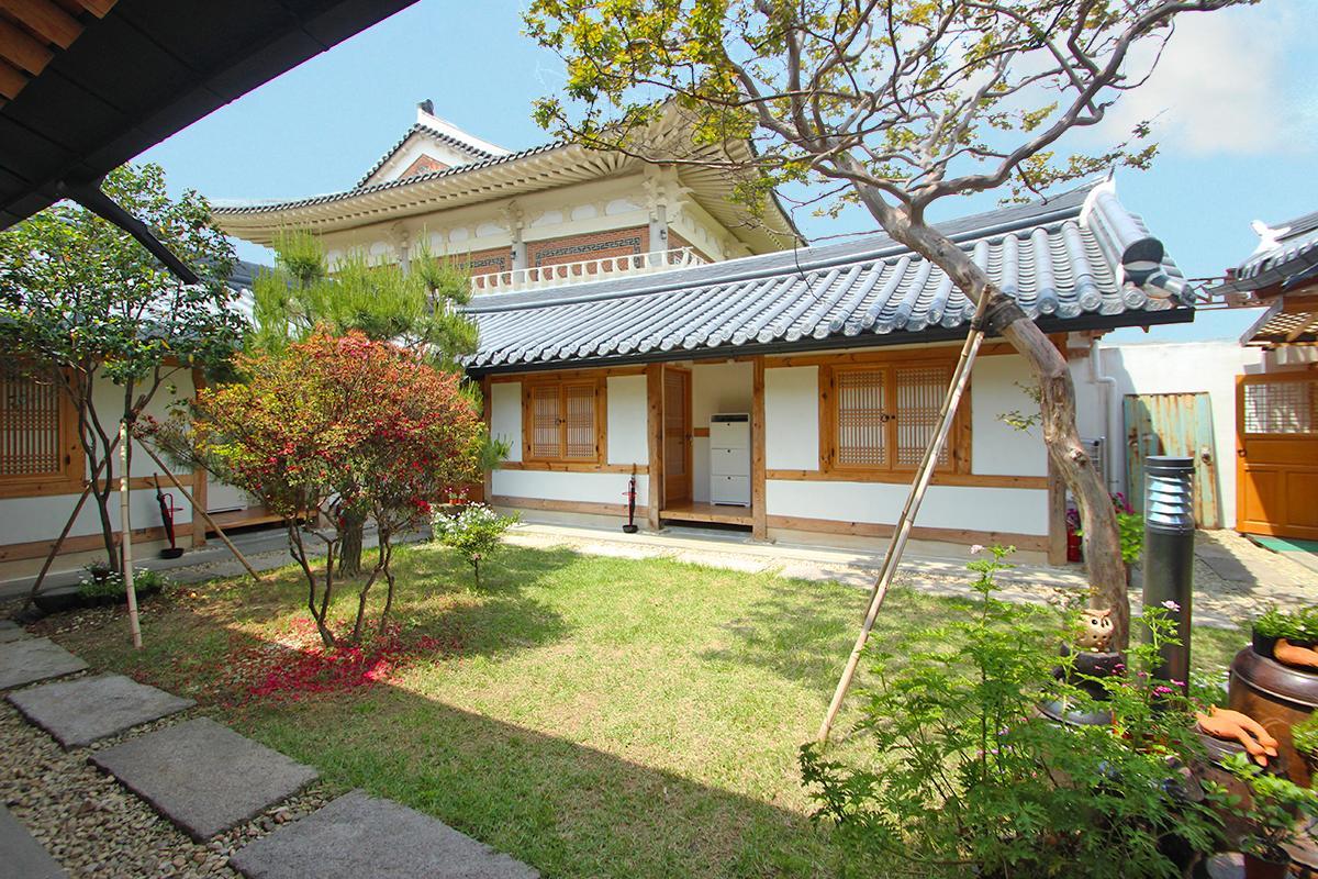 Sarangnamoo Hanok Guesthouse Jeonju Bagian luar foto