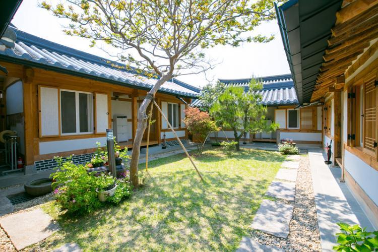 Sarangnamoo Hanok Guesthouse Jeonju Bagian luar foto