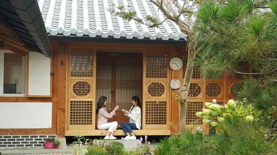 Sarangnamoo Hanok Guesthouse Jeonju Bagian luar foto