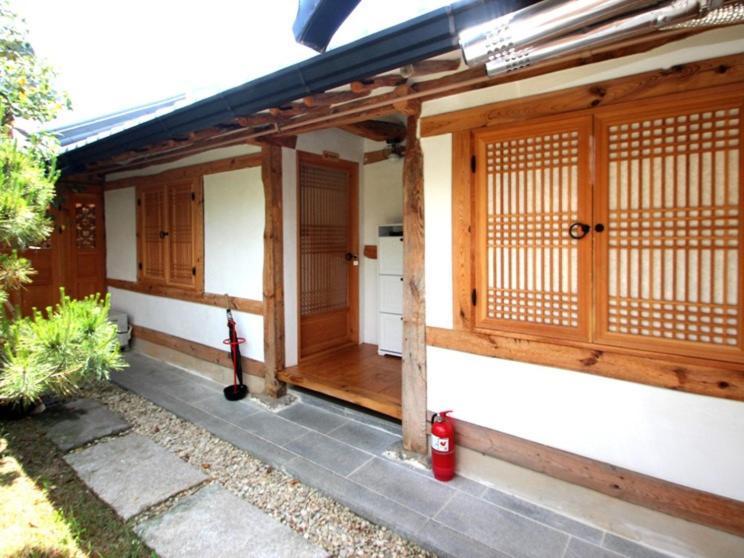 Sarangnamoo Hanok Guesthouse Jeonju Bagian luar foto