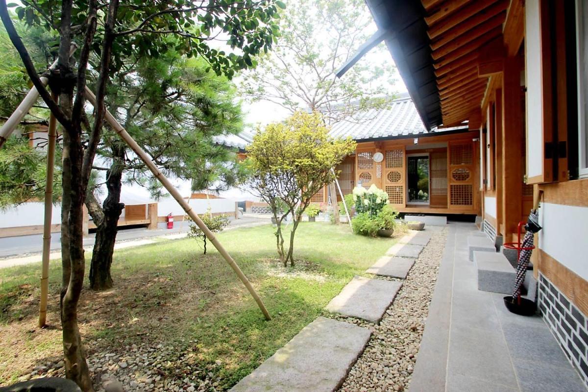 Sarangnamoo Hanok Guesthouse Jeonju Bagian luar foto