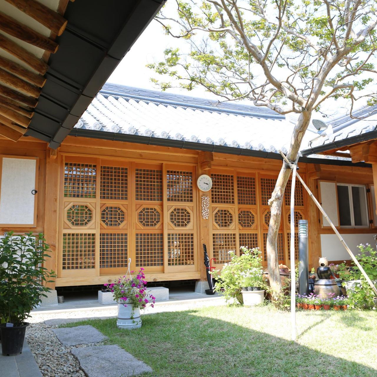 Sarangnamoo Hanok Guesthouse Jeonju Bagian luar foto