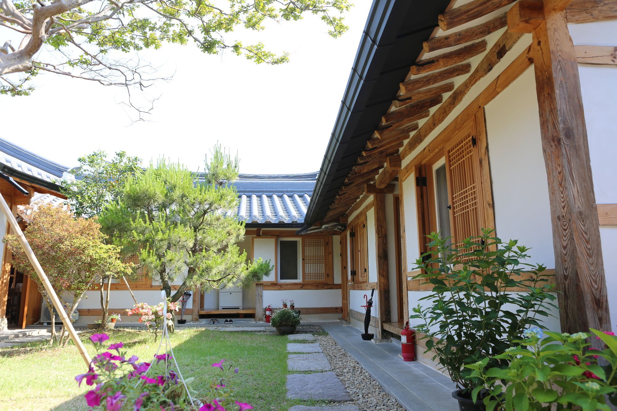 Sarangnamoo Hanok Guesthouse Jeonju Bagian luar foto